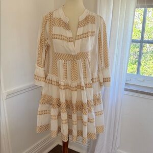 Chic Chevron Patterned Dress in White and metallic gold